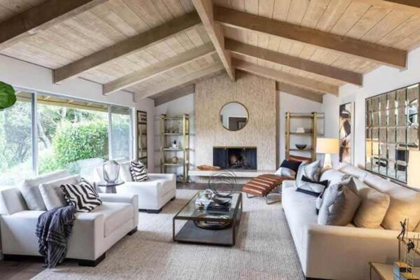 How to decorate room with vaulted ceilings