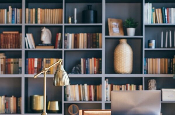 How to decorate bookshelf in living room