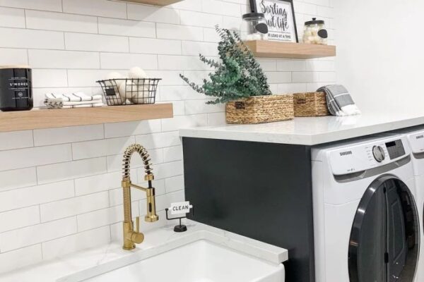 How to decorate laundry room shelves