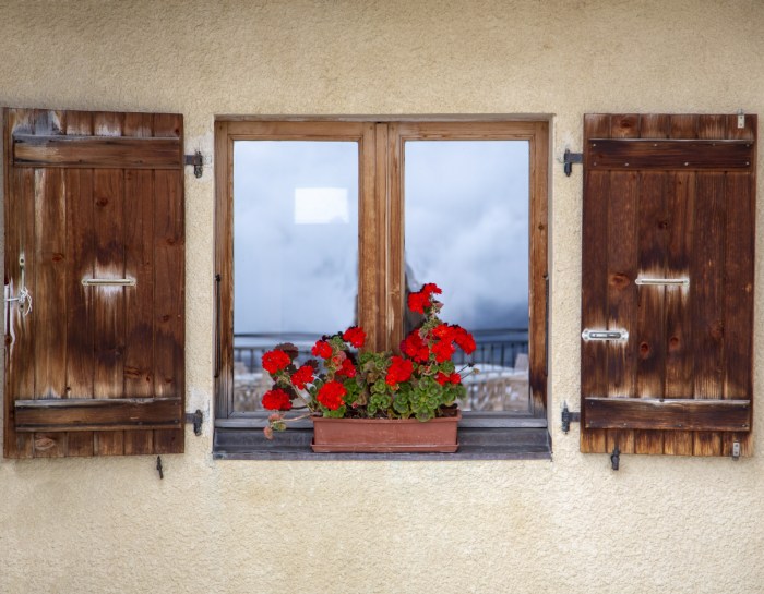 How to decorate a picture window